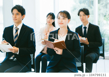 セミナーを受ける社会人 セミナーを受ける社会人 104799131