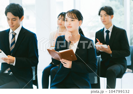 セミナーを受ける社会人 104799132