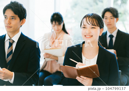 セミナーを受ける社会人 104799137