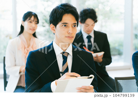 セミナーを受ける社会人 104799139