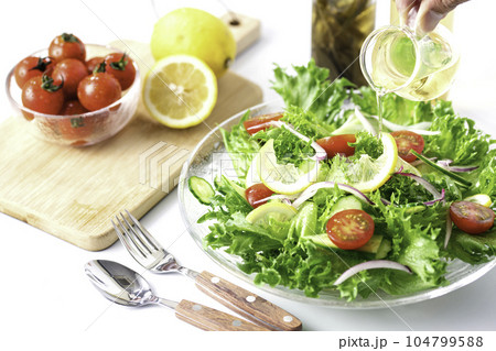 カラフルな野菜サラダに美味しいドレッシング（ヘルシーな朝食に）白背景 104799588