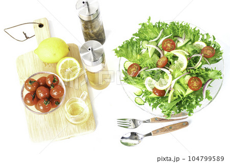 カラフルな野菜サラダに美味しいドレッシング（ヘルシーな朝食に）白背景 104799589