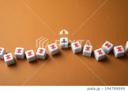 Rescue of the head during the mass layoffs of ordinary employees. Dishonesty and cruelty of business. Financial package or benefits provided to executives upon their dismissal from a company. 104799899