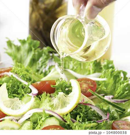 カラフルな野菜サラダに美味しいドレッシング（ヘルシーな朝食に）古板背景 104800038