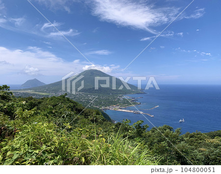 夏の八丈島の登龍峠展望台から見た八丈富士 夏の八丈島の登龍峠展望台から見た八丈富士 104800051