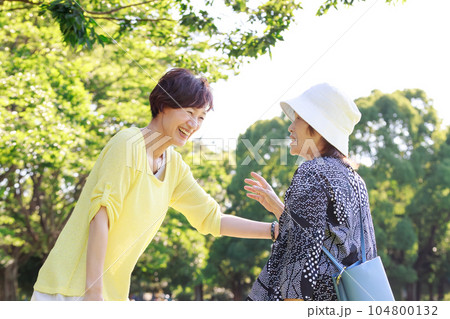 シニア女性と仲良く会話。40代と70代の親子が観光、散歩イメージ シニア女性と仲良く会話。40代と70代の親子が観光、散歩イメージ 104800132