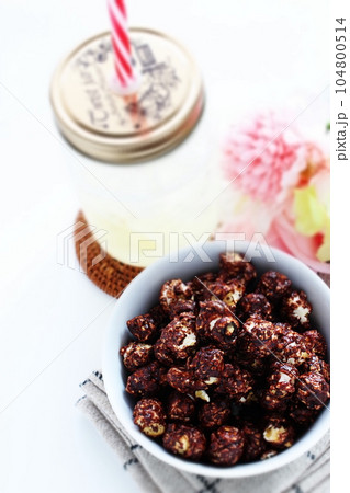 チョコレートポップコーンとメイソンジャーのレモネード 104800514