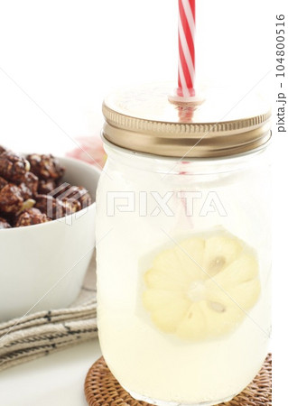 チョコレートポップコーンとメイソンジャーのレモネード 104800516