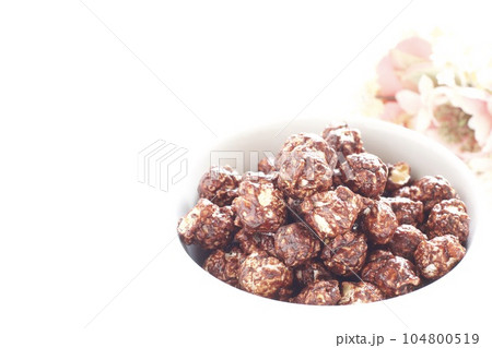 手作りチョコレートポップコーン 104800519