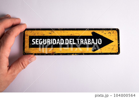 Work Safety Concept. Text on the direction arrow in Spanish 104800564