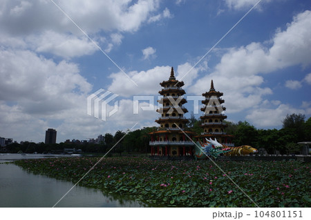台湾高雄の蓮池潭にある、蓮の花に囲まれた龍虎塔 台湾高雄の蓮池潭にある、蓮の花に囲まれた龍虎塔 104801151