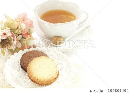 レモンティーとクッキーでティータイム 104801494