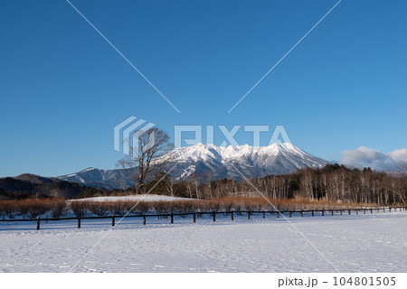 冬の開田高原と冠雪した御嶽山 冬の開田高原と冠雪した御嶽山 104801505