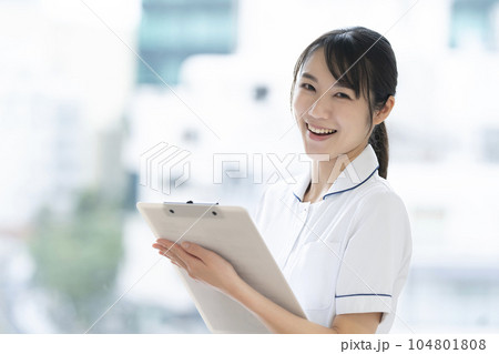 若い女性看護師　若い女性の医療従事者 104801808