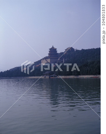 頤和園 昆明湖畔から仏香閣を望む 104801833