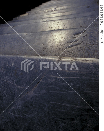 頤和園 佛香閣に通じる陽を受けた石の階段 頤和園 佛香閣に通じる陽を受けた石の階段 104801844