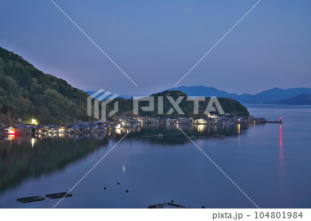 【伊根の舟屋 (夕刻) 伊根湾舟屋群展望台より】 京都府与謝郡伊根町字平田 104801984