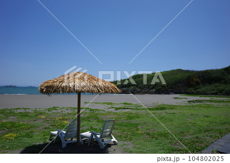 台湾高雄の、白いビーチチェアが置かれた旗津海水浴場 104802025