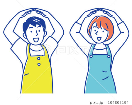 手で正解の丸を作るエプロン姿の若い女性と男性 104802194