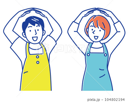 手で正解の丸を作るエプロン姿の若い女性と男性 手で正解の丸を作るエプロン姿の若い女性と男性 104802194
