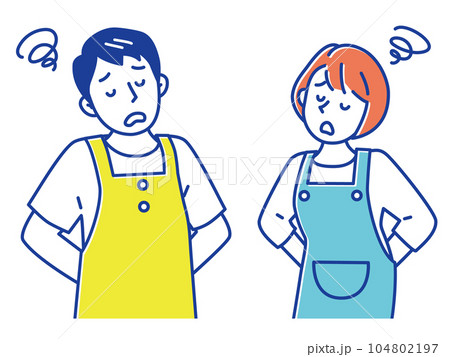 悩んで困っているエプロン姿の若い男女 104802197