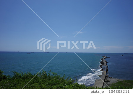 台湾高雄の旗後砲台から見た海馬堤防 台湾高雄の旗後砲台から見た海馬堤防 104802211