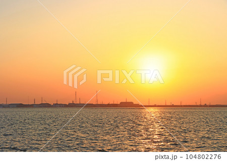 名古屋市、藤前干潟と夕日の風景 名古屋市、藤前干潟と夕日の風景 104802276