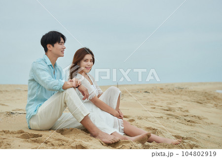 young couple on the beach 104802919
