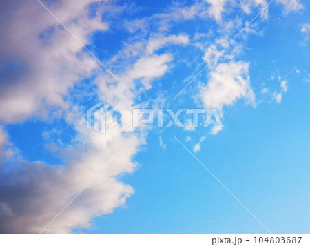 青空に浮かぶ雲 青空に浮かぶ雲 104803687