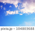 太陽と雲のある青空 104803688