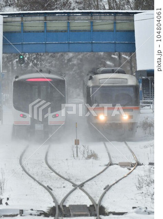 雪の新旧行き違い 雪の新旧行き違い 104804061