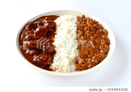 ビーフカレーとキーマカレーのあいがけカレー ビーフカレーとキーマカレーのあいがけカレー 104804106