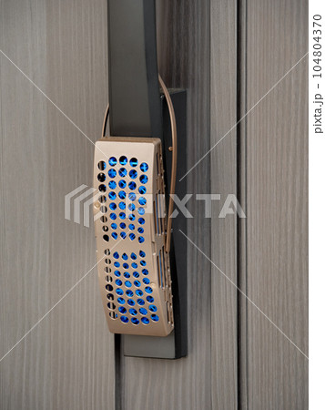 ドアにセットした玄関用防虫剤 104804370