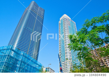 東京　東京都再開発 複合施設の麻布台ヒルズなど超高層ビルの風景 104804490