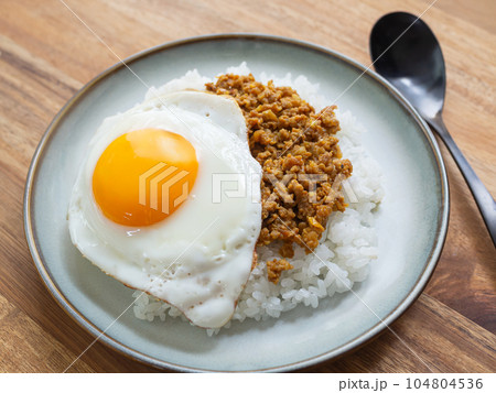 目玉焼きを乗せたキーマカレーライス 104804536