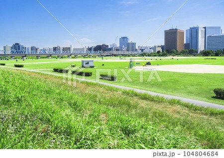 多摩川緑地と川崎駅前のビル群【神奈川県・川崎市－東京都・大田区】 104804684