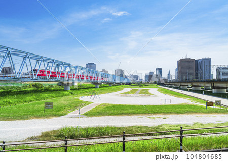 青空広がる多摩川緑地公園（バイオリン公園）と川崎の街並み【神奈川県・川崎市－東京都・大田区】 104804685