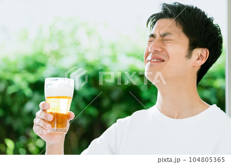 ビールを飲む男性 ビールを飲む男性 104805365