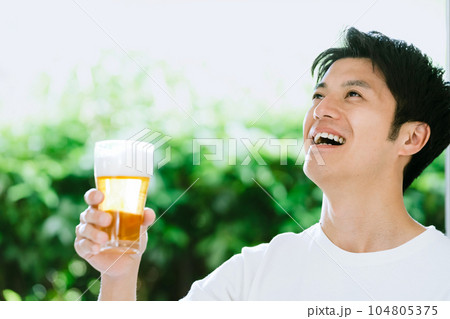 ビールを飲む男性 ビールを飲む男性 104805375