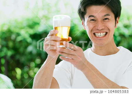ビールを飲む男性 ビールを飲む男性 104805383