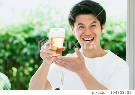 ビールを飲む男性 104805385