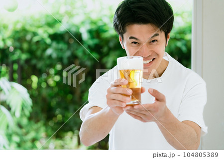 ビールを飲む男性 ビールを飲む男性 104805389