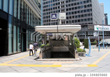 梅田の街並みと大阪メトロ西梅田駅 梅田の街並みと大阪メトロ西梅田駅 104805660