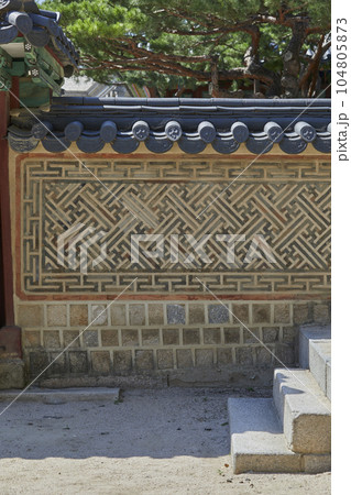 Korean traditional house, old palace, stone wall 104805873