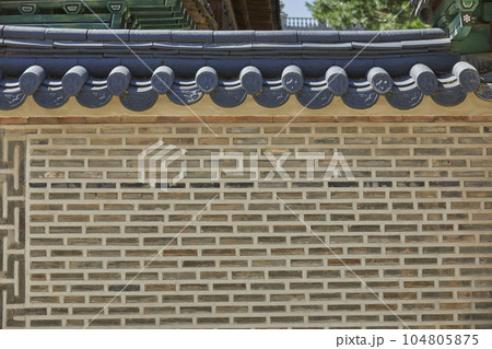 Korean traditional house, old palace, stone wall 104805875