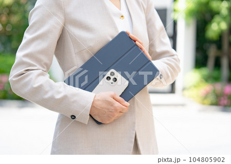 ビジネス　営業　女性　手元 104805902