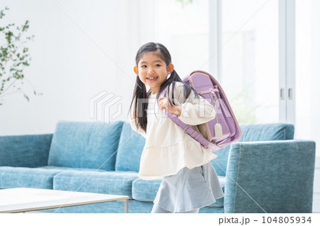 ランドセルを背負う小学生 ランドセルを背負う小学生 104805934