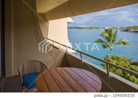 リゾートホテルのバルコニーからの海辺の景色 104806838