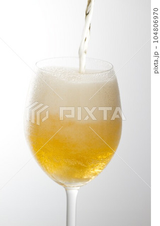 ビールを注ぐ 104806970