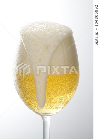 ビールの泡 ビールの泡 104806992